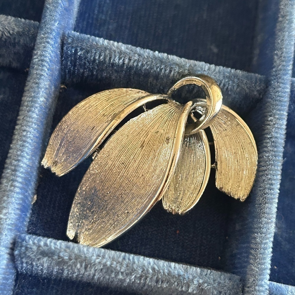 Vintage Lisner Brooch